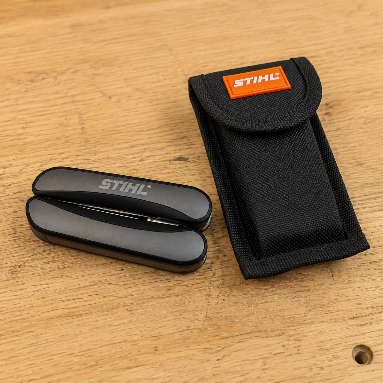 Herramienta multiusos STIHL con alicates y funda