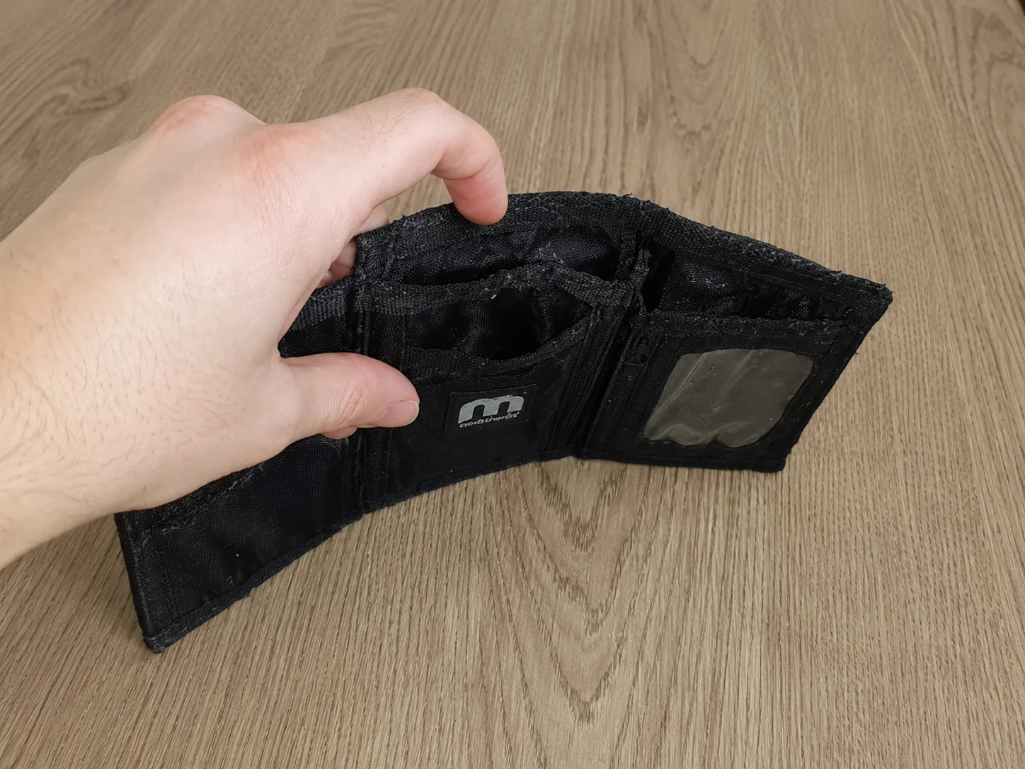 Cartera negra M Accessories con cierre de velcro